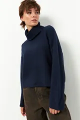 Polera color beige de poliéster reciclado, de cuello alto y manga larga.