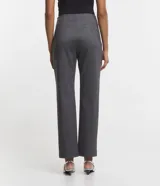 Pantalón de vestir de viscosa con estampado de cuadros, corte recto, cintura fija con cinturón incorporado con hebillas.