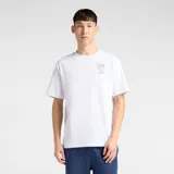 Remera de algodón blanca de manga corta y cuello redondo, con un pequeño estampado gráfico en el pecho que representa una porción de papas fritas y el logo de la marca.