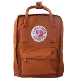 Mochila Fjallraven Kanken Mini color naranja, con logo reflectivo redondo en el frente y bolsillo frontal con cierre.