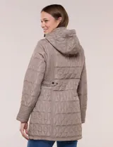 Campera larga de color azul marino con diseño capitoneado geométrico, capucha desmontable y cierre frontal completo. Cuenta con bolsillos laterales con cierre y ajuste en la cintura.