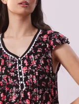 Camisón corto azul marino con estampado floral celeste, escote en V con puntilla blanca y botones.