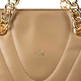 Cartera tipo tote de diseño acolchado en color taupe, confeccionada en símil cuero. Presenta costuras decorativas en forma de V, doble asa de cadena metálica dorada y una correa larga regulable y extraíble. Incluye cierre principal y logo de la marca grabado en el frente.
