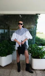 Blusa con cuello mao y mangas globo, confeccionada en algodón. La parte superior es de rayas azules y blancas, y la parte inferior es blanca con detalles de encaje.