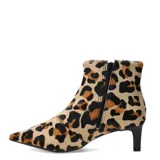 Botas de caña baja con estampado animal print de leopardo, confeccionadas en pelo sintético. Presentan punta fina y taco cuadrado de altura media.