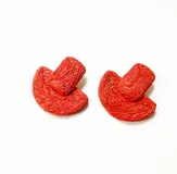 Aros colgantes de rafia sintética color rojo, con forma de cuadrado y media luna.