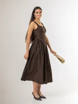 Vestido midi de algodón italiano con spandex, color marrón chocolate, con cuerpo estructurado tipo corsé, escote cuadrado, espalda baja y falda amplia fruncida.