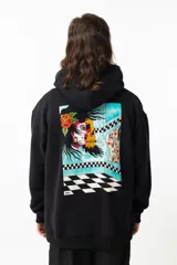 Canguro negro con capucha, de corte holgado. Estampado en la espalda con ilustración de calavera fumando y diseño de inspiración oriental.