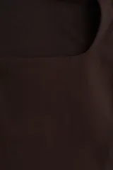 Top de manga corta color marrón oscuro, ajustado al cuerpo, con escote cuadrado pronunciado.