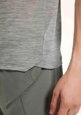 Camiseta deportiva de manga corta con cuello redondo, confeccionada en tejido técnico con textura jaspeada y detalle de logo pequeño en el ruedo.