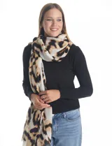 Pashmina de tela liviana con estampado animal print en tonos beige, marrón y negro. Presenta terminaciones desflecadas en los extremos.