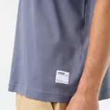 Camiseta de algodon gris con cuello redondo y mangas cortas de corte holgado.