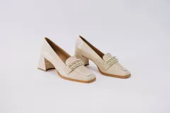 Zapato clásico color beige con textura croco, taco cuadrado y punta cuadrada.