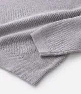 Suéter negro de tejido de punto maquinetado con cuello redondo y manga larga.