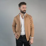 Campera tejida color marrón claro con cierre frontal, cuello alto y mangas largas con puños acanalados.