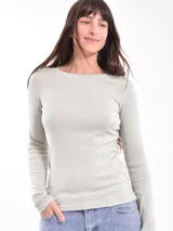 Remera de manga larga color gris oscuro, de corte ajustado y tejido acanalado.