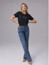 Remera tipo crop top de algodón color negro, con cuello redondo, mangas cortas y estampa minimalista en el pecho.