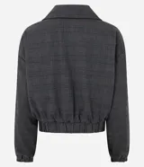 Campera bomber de sastrería color gris con estampa a cuadros, con cuello clásico, cierre frontal y elásticos en puños y cintura.