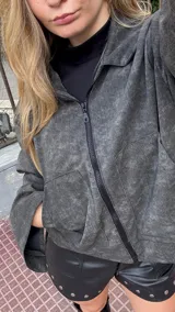Campera de ecocuero con efecto lavado, cuello camisero, cierre frontal y dos bolsillos delanteros.