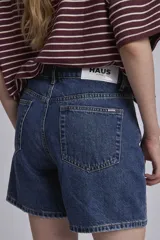 Bermuda de jean azul oscuro, corte a la rodilla.