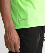 Remera deportiva verde militar de manga corta, confeccionada en tejido de malla 100% poliéster con tecnología Get Dry.