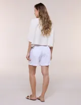 Short de lino color blanco, con calce relajado, cintura elastizada con cordón de ajuste y bolsillos diagonales.