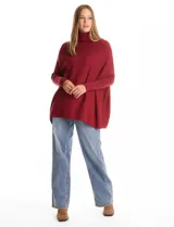 Polera de tejido de punto con cuello alto, corte oversize y mangas largas con puños elastizados.