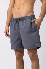Short de baño de corte relajado en color gris azulado con efecto lavado. Cuenta con cintura elastizada con cordón ajustable, bolsillos laterales y una pequeña etiqueta decorativa en el ruedo.