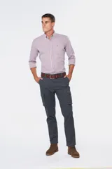 Pantalón cargo gris oscuro de gabardina con bolsillos laterales con fuelle y solapa.