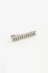 Hebilla para el pelo de estilo étnico, confeccionada en metal plateado con diseño texturizado y eslabones decorativos.