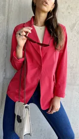 Blazer rojo con solapa de muesca, cierre con un botón y bolsillos con solapa.