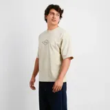 Remera O'Neill Legacy Icon de corte oversize, color beige, con cuello redondo y diseño gráfico minimalista en el centro del pecho.