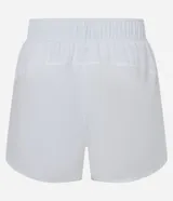 Short deportivo runner de color salmón, con cintura elástica y bajo redondeado. Confeccionado en poliéster y elastano, diseñado para ofrecer comodidad y libertad de movimiento durante el entrenamiento.
