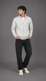 Campera de algodón color gris melange, con cierre frontal completo, cuello alto y puños elásticos. Presenta un pequeño logo bordado en el pecho.