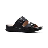 Sandalia de cuero color beige, con plantilla de cuero, dos tiras anchas con hebillas metálicas ajustables y suela de goma blanca.