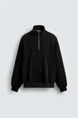 Sudadera de corte relajado confeccionada en pana con interior de tejido polar. Presenta cuello subido con cierre frontal de cremallera, manga larga y acabados en rib. Incluye bajo ajustable con cremalleras laterales.