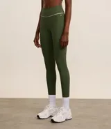 Legging deportiva de tiro alto confeccionada en microfibra acanalada color verde militar, con detalle de vivo en contraste en la cintura.