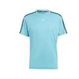 Remera de entrenamiento Adidas color celeste con cuello redondo y mangas cortas. Presenta las tres tiras características de la marca en color negro sobre los hombros y el logo estampado en blanco en el pecho.