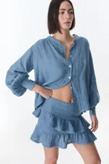 Minifalda azul de lino con dos volados superpuestos, terminación de encaje en los bordes.