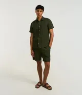 Bermuda masculina de corte recto, confeccionada en algodón con textura de cuadros verticales. Presenta cintura elástica con cordón ajustable y bolsillos laterales.