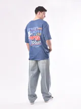 Remera blanca de algodón con cuello redondo y estampado pequeño en el pecho con la frase "POST PARTY" en letras negras.