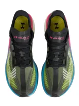 Championes de running Under Armour U Velociti Elite 3, diseñados para carreras de media y larga distancia en asfalto. Presentan capellada de tejido Leno elástico en tono gris verdoso con detalles gráficos en blanco, amarillo y celeste, entresuela multicolor con tecnología de amortiguación y placa de fibra de carbono.
