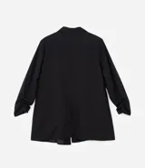 Blazer marrón de crepé de viscosa, corte alargado, sin cierre y mangas fruncidas.