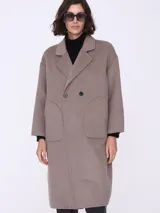 Tapado clásico color visón, con solapas de muesca, doble botonadura y bolsillos de parche.