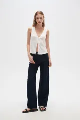 Pantalon de jean recto de tiro alto con acabado brillante tipo glitter.