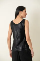 Blusa italiana laminada color negro con cuello drapeado y sin mangas.