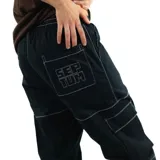 Pantalón cargo negro con costuras a la vista en color blanco y bordado con la palabra "Septum" en el bolsillo trasero.