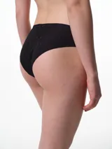 Bombacha tipo bikini de tiro medio confeccionada en microfibra con diseño en jacquard. Presenta terminaciones de corte láser para un calce limpio y cómodo, con fundillo de algodón.