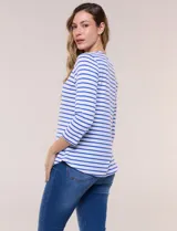 Remera semi entallada de algodón con elastano, con estampado de rayas horizontales blancas y rosadas, escote bote y mangas tres cuartos de corte raglán.