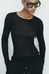 Pantalón de tiro medio con cintura elástica ajustable mediante cordones. Presenta bolsillos delanteros y bajos terminados en puño elástico con detalle de botón.